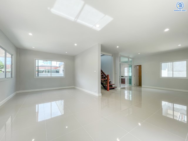 บ้านมือสองตกแต่งใหม่ คุณภาพแบรนด์ LH ม.ชลลดา บางบัวทอง เนื้อที่ 76 ตร.ว. ตกแต่งหรูหรา ฟังก์ชันจัดเต็ม 3 ห้องนอน 2 ห้องน้ำ จอดรถได้ 2 คัน พร้อม Facilities ครบ! บนทำเลคุณภาพ เชื่อมต่อได้หลายเส้นทาง ใกล้เซ็นทรัลเวสต์เกต และรถไฟฟ้า "สถานีบางพลู"